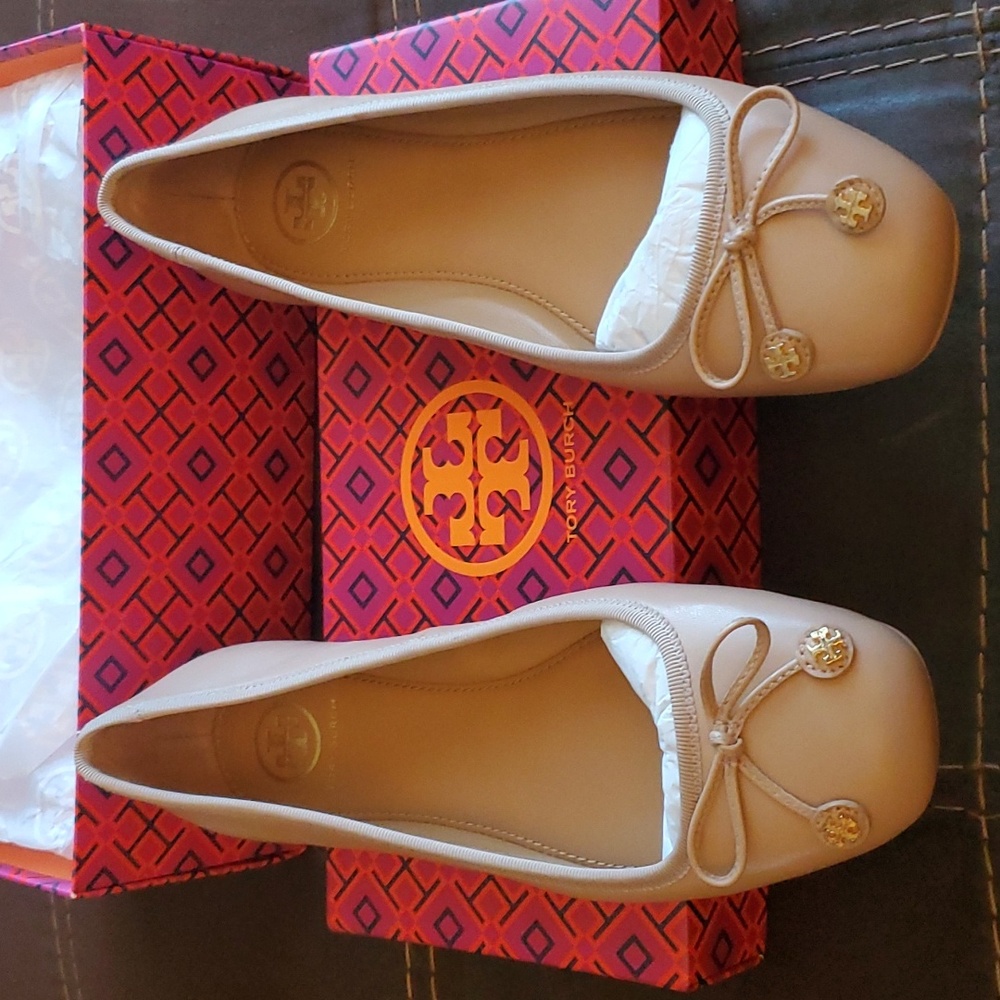 New in box Tory Burch Laila Driver Ballet Flat Nappa Leather Tory Beige 7.5 NWT